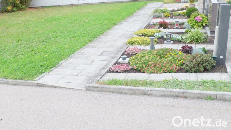 Der Gemeinderat Schwarzach entschied, auf dem gemeindlichen Friedhof des Ortsteils Schwarzach Urnenerdgräber als Bestattungsform anzubieten. Auf der Grünfläche unmittelbar nach dem Eingang im Anschluss an die Erdgräber wird ein Baum gepflanzt. In Kreisform können zehn bis zwölf Grabstellen angelegt werden. Bild: ohr