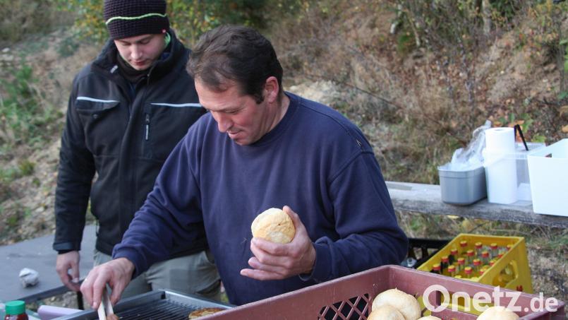 Für das leibliche Wohl der Gäste sorgte Teichwirt Klaus Bächer (rechts) aus Muckenthal. Bild: wro