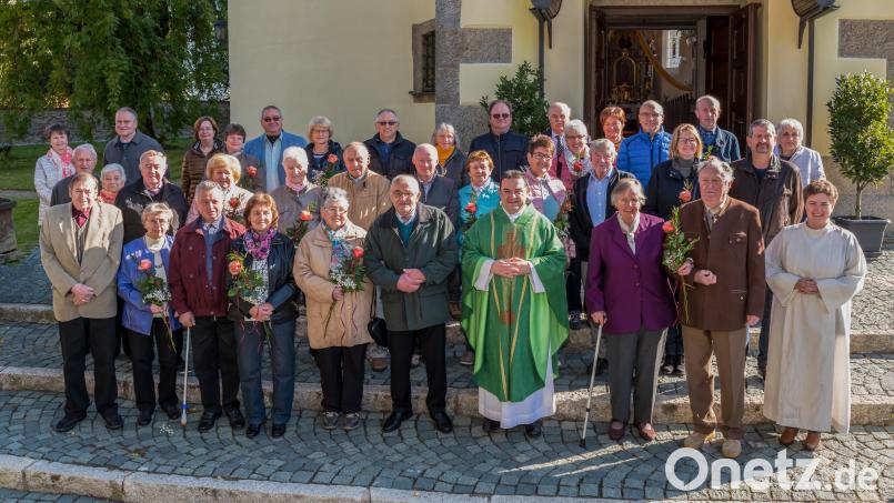 Die Ehejubilare zusammen mit Pfarrer Konrad Amschl und Pastoralreferentin Maria Wagner. Bild: wms