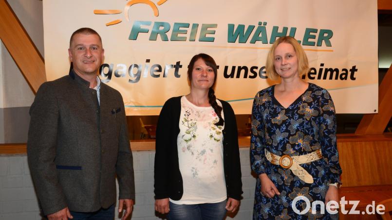 Bürgermeister Dietmar Schaller ist jetzt auch Vorsitzender der Freien Wähler Pirk. Zweite Vorsitzende ist Kristina Srp (Mitte), die Kasse führt künftig Diana Argauer. Bild: bey