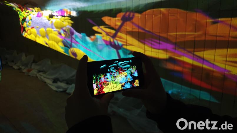 Mit einer Smartphone-App zur Ausstellung wird die Korallenhöhle noch lebendiger. Wenn man das Handy schüttelt, verwandeln sich die Fische in Plastikflaschen. Bild: gib