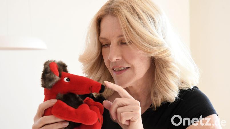 Manuela Trenz und der Zonk haben eine besondere Beziehung: Die Weidenerin hat das Design für den TV-Trostpreis entworfen. Wie hier am 30. September bei einem Besuch von Oberpfalz-Medien, erinnert sich Trenz gerne daran, wie die Geschichte der Plüschratte begann. Archivbild: Gabi Schönberger