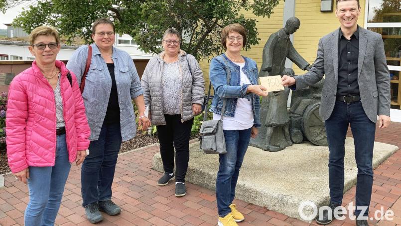 HPZ-Vorstandsvorsitzender Christian Stadler (rechts) freute sich mit den Vertreterinnen des Katholischen Frauenbundes Waldthurn über eine Spende in Höhe von 750 Euro. Bild: exb