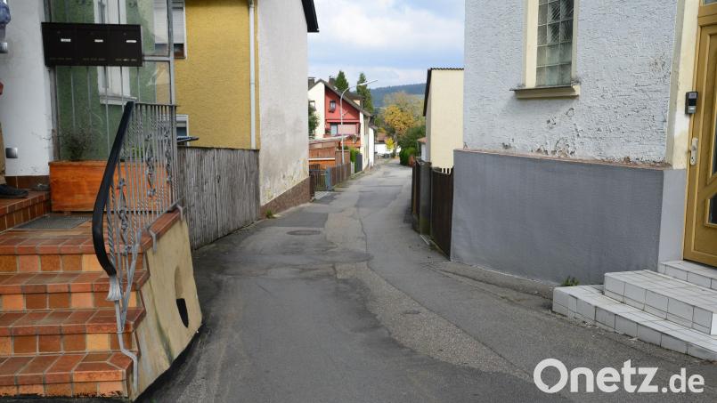 Die Zufahrt zur Ortsstraße &quot;Stadtgraben West&quot; ist durch Haustreppen eingeschränkt. Eine Anwohnerfamilie stellte zudem einen Antrag auf Gewichtsbeschränkung in dieser Straße. Bild: bey