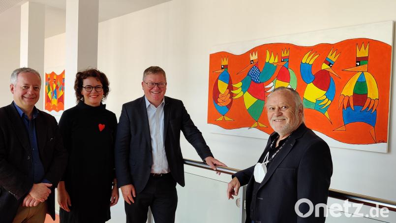 Ambergs Kulturreferent Fabian Kern (links), Rektorin Marion Weigl und Oberbürgermeister Michael Cerrny (rechts) freuen sich über die Bilder von Adi Ritz (rechts). Bild: Karin Gsödl/exb