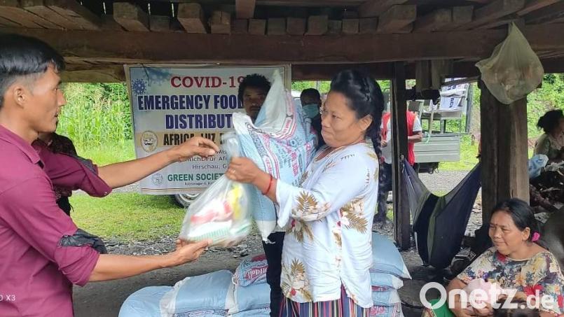 Mit Dank nahmen vor allem die Chepang-Mütter die Hilfspakete in Empfang, deren Kauf durch die 5000-Euro-Spende aus Hirschau möglich wurde. Bild: Shiri Lal Pariyar