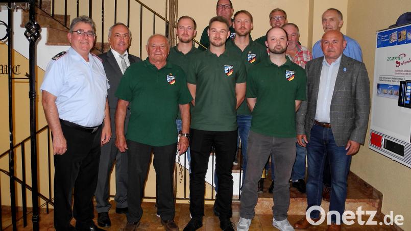 Dem neuen Vorstandsteam der Reservisten und der SRK mit den beiden Vorsitzenden Erich Kelsch und Christian Gäck (3. und 5. von links) gratulierten BSB-Kreisvorsitzender Norbert Bücherl, Stellvertretender Landesvorsitzender Werner Gebhard (von links), Kreisvorsitzender Bertram Gebhard (hinten rechts) sowie 2. Bürgermeister und HKA-Vorsitzender Georg Götz (vorne rechts). Bild: ibj