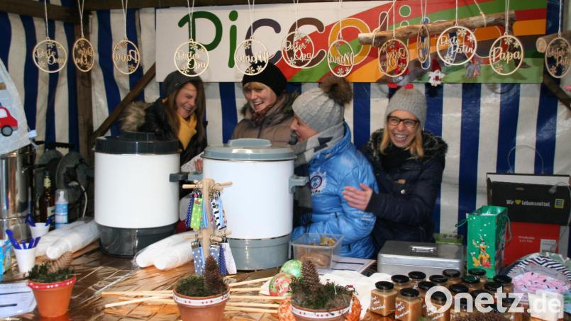 Zuletzt fand 2019 in Waldershof ein Weihnachtsmarkt statt. In den Verkaufshäuschen ging es dabei zuweilen recht lustig zu. Archivbild: fpoz