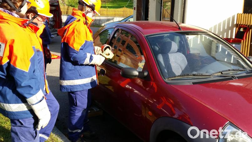 Was gilt es zu beachten, wenn ein Fahrzeug verunfallt ist und es dabei um Menschenrettung geht? Die Nachwuchskräfte der Oberlinder Feuerwehr wissen darüber schon gut Bescheid. Bild: dob