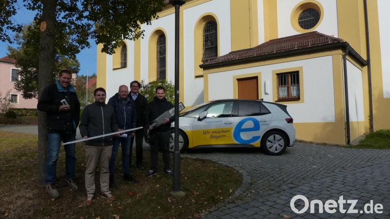 Vor einer der umgerüsteten Straßenlaternen in Neudorf, hier vom Typ Castor, trafen sich Vertreter vom Bayernwerk und dem Markt Luhe-Wildenau. Von links: Umweltbeauftragter und Marktrat Günther Weiß, Geschäftsstellenleiter Michael Gräf, Gerhard Schmerber und Markus Windisch vom Bayernwerk und Bürgermeister Sebastian Hartl. In den Händen halten sie die unterschiedlichen, verbauten Leuchtmittel. Bild: hme