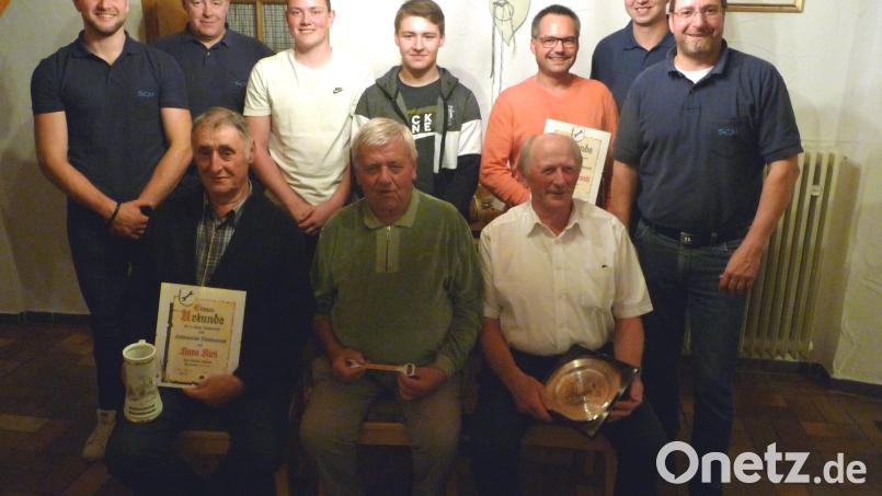 Die anwesenden Geehrten (sitzend, von links) Hans Kick, Konrad Wifling, Michael Betzl zusammen mit (stehend, von links) dem neuen stellvertretenden Vorsitzenden Tobias Weig, Kassier Alexander Ernstberger, den Neumitgliedern Elias Ernstberger und Tobias Forster, Markus Brandl, Schriftführer Stefan Hübner und dem Vorsitzenden Walter Heindl. Bild: Schlüsselclub Münchenreuth/exb