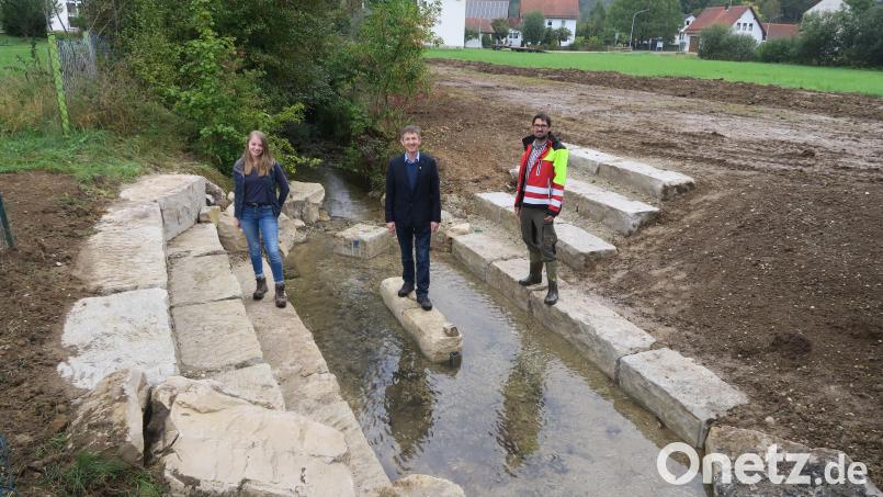 Machten die ersten Schritte in der Kneipp-Anlage (von links): Luzie Schiessl von der Firma Donhauser, Bürgermeister Albert Geitner und Landschaftsarchitekt Christopher Trepesch. Bild: Verena Sägenschnitter