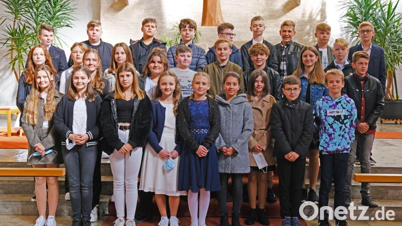 Das Bild zeigt die Firmlinge, denen im zweiten Gottesdienst das Sakrament der Firmung gespendet wurde. Bild: twi