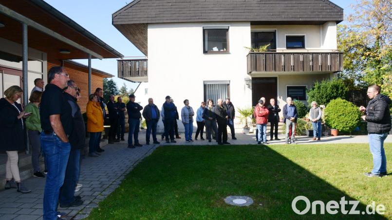 Bürgermeister Ernst Lenk (rechts) schildert den Teilnehmern des Rundganges des CSU-Ortsverbandes Schirmitz die geplante Erweiterung des Kindergartens und der Kinderkrippe. CSU-Ortsvorsitzender Markus Dobmeier (links) freute sich über die vielen Teillnehmer. Bild: bey