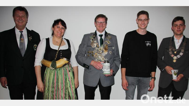 Ihre neuen Regenten haben die Waldsassener Schützen proklamiert. Von links Gauschützenmeister Manfred Zölch, Schützenliesl Natalie Ries, Schützenkönig Christian Koch, Raphael Bindl und Jungschützenkönig Erik Dobler. Bild: kro
