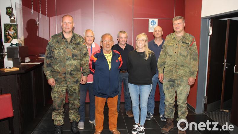 Oberstabsfeldwebel Sven Deiss wurde im Amt bestätigt. Unser Bild zeigt die neu gewählte Vorstandschaft mit (von links) Sven Deiss, Feldwebel d. R. Reinhold Malzer (Beisitzer), Stabsfeldwebel a. D. Christoph Fröhlich (Presse- und Dokumentationswart), Oberstabsfeldwebel d. R. Josef Niedermeier (Kassenprüfer), Carmen Schlosser (Schatzmeisterin), Oberstabsfeldwebel a. D. Peter Klemm (Beisitzer) und Stabsfeldwebel Rene Grychnik (stellvertretender Vorsitzender) . Bild: frd