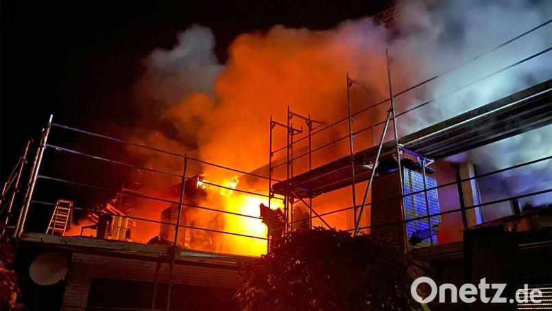 Teile des Anbaus eines Wohnhauses in Traunricht standen am Dienstag in den frühen Morgenstunden in Flammen. Bild: Andreas Fleischmann/exb