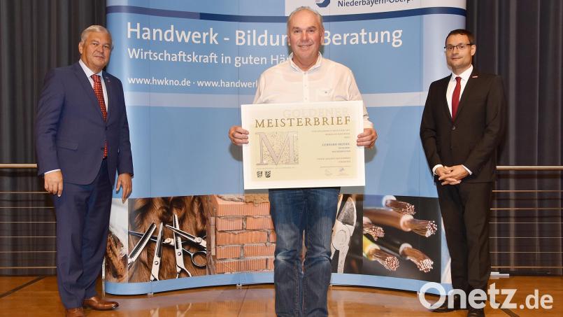 Maurermeister Gerhard Heindl (Mitte) aus Kohlberg erhielt von Kammervizepräsident Gerhard Ulm (links) und Geschäftsführer Alexander Stahl seinen Goldenen Meisterbrief. Bild: Foto Schwarz/exb