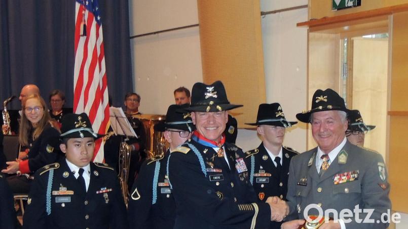 Mit Regimentswappen und Stetson wird Oberst a. D. Elmar Rosenauer (rechts) durch Colonel Ewers in die Riege der Kavalleristen aufgenommen. Bild: mor