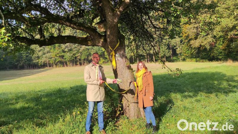 Bürgermeister Peter Achatzi markiert gemeinsam mit der Verwaltungsangestellten Sabrina Herrmann symbolisch den ersten Obstbaum. Bild: lei