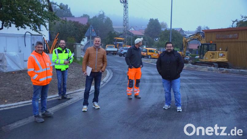 Zur Bauabnahme am 26. Oktober verabredeten sich die Gemeinde, das Architekturbüro Schultes aus Grafenwöhr und die Bauunternehmung Markgraf am Dienstagmorgen: (von links) Polier Stephan Wiesent und stellvertretender Projektleiter Alfred Vogel vom Bauunternehmen Markgraf, Michael Wagner vom Architekturbüro Schultes sowie dessen Namensvetter Michael Wagner, Leiter des Bauhofs Immenreuth, und Bürgermeister Thomas Kaufmann. Bild: bkr