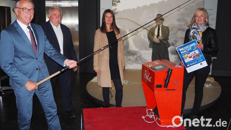Bürgermeister Franz Stahl kann am Angel-Drill-Simulator schon mal üben. Bei der &quot;langen Museumsnacht&quot; dürfen auch die Besucher dieses außergewöhnliche Gerät ausprobieren und die Kraft eines Fischs an der Angel verspüren. Beim Test-Drill mit dabei waren (von rechts) MQ-Mitarbeiterin Herta Zölch und Stefanie Süß, Leiterin des Museums und der Tourist-Info, sowie Zweiter Bürgermeister Peter Gold. Bild: ws