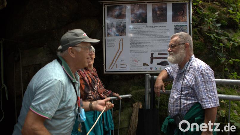 Henryk Gierlik (links) zeigt den Teilnehmern aus Österreich den Aufbau des Stollens im Bleschenberg (Michael Heinrich) Bild: Michael Heinrich/exb