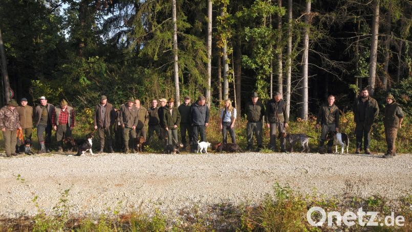 Die teilnehmenden Hundeführer mit ihren vierbeinigen Begleitern, den Richtern und den Gästen vor der Brauchbarkeitsprüfung. Bild: ige