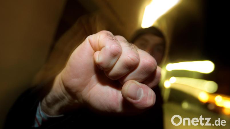 Zwei Männer sind am Montagabend in der Fußgängerzone in Weiden in Streit geraten. Einer von ihnen wurde leicht verletzt. Symbolbild: Karl-Josef Hildenbrand / dpa
