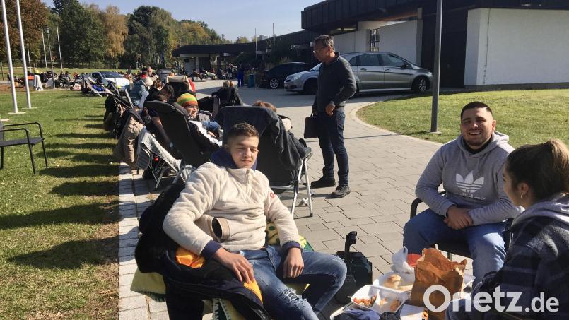 Ismir Bazhala (rechts) hat sich am Sonntag um 9 Uhr in die Schlange vor der Oberpfalzhalle eingereiht. Er möchte eine Parzelle für seine Baufirma ergattern. Bild: upl