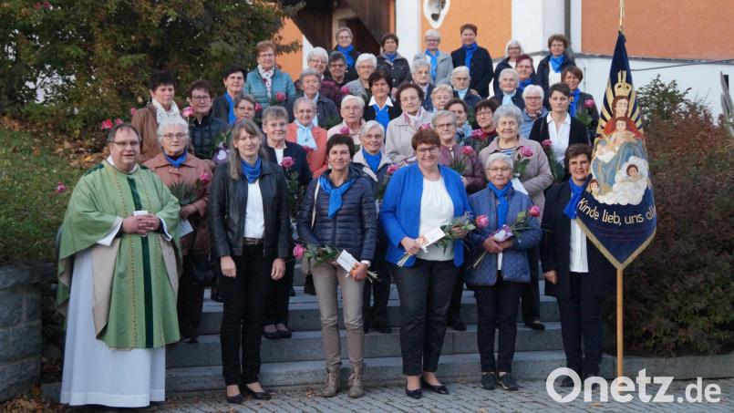 6o Frauen wurden für 40 Jahre und 20 Jahre Treue zum Frauenbund Dieterskirchen geehrt. Links im Bild Pfarrer Markus Urban, der den Frauen für ihr Engagement ein Kompliment aussprach. Bild: wel