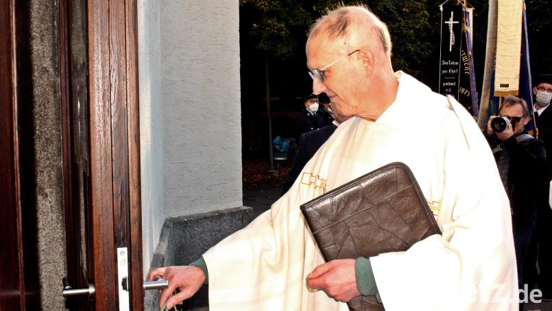Pfarrer Heller schließt die Kirchentür auf. Bild: R. Kreuzer