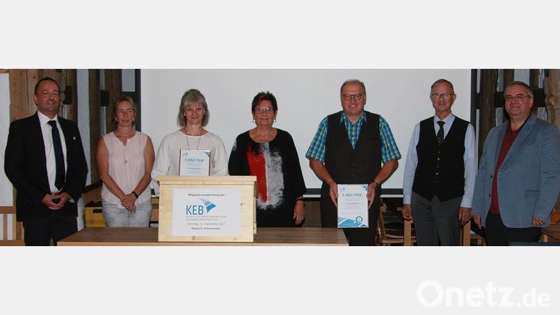 Urkunden bekamen die KEB-Mitglieder Gisela Wennig (Dritte von links) und Reinhard Schön (Fünfter von links). Den Jubilaren gratulierten Gerhard Haller (Geschäftsleitender KEB-Geschäftsführer im Bistum Regensburg) und KEB-Sekretärin Christa Malzer (von links) sowie Vorsitzende Anneliese Krenkel (Vierte von links), der Geschäftsführende Bildungsreferent Hans Stelzl und Monsignore Martin Neumeier (von rechts). Bild: wro