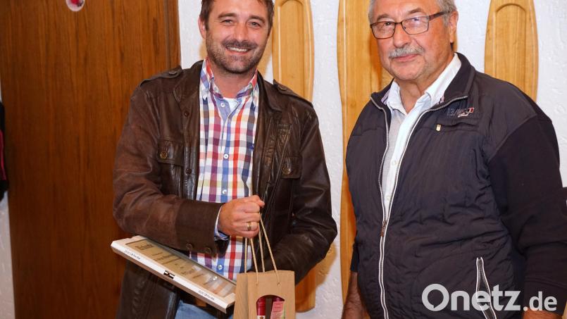 Wolfgang Groß (links) ist seit 25 Jahren Mitglied im Verein. Vorsitzender Josef Gößner dankte dafür recht herzlich. Bild: bkr