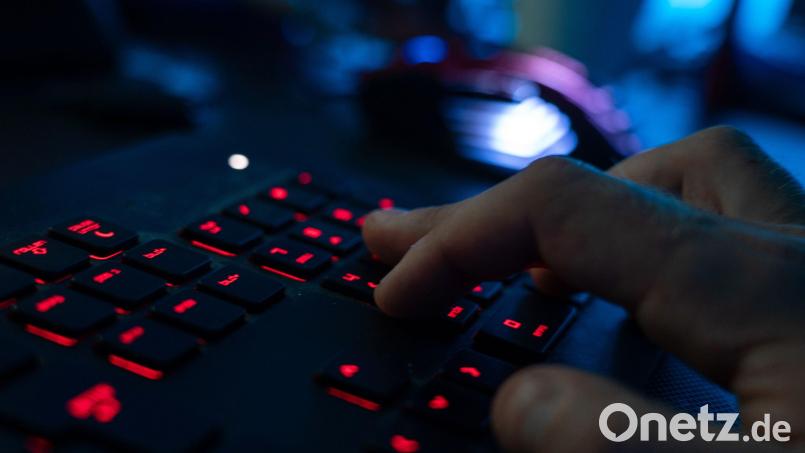 Blindlings folgt ein Weidener den Anweisungen eines Unbekannten am Telefon, der sich als &quot;Microsoft&quot;-Mitarbeiter ausgibt. Doch dieser will nur eines: Zugriff auf den Computer, um Daten abzufangen. Symbolbild: Nicolas Armer/dpa