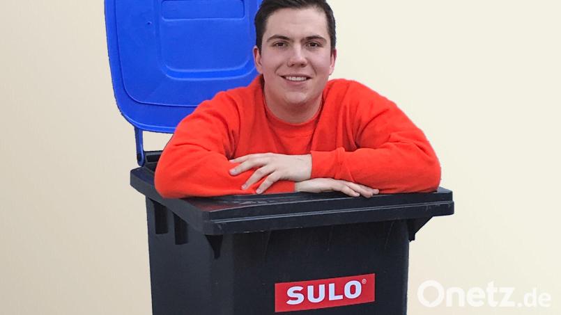 Ein junger Mann mit einem speziellen Hobby: Alexander Smoljanovic sammelt Biotonnen. Bild: Smoljanovic