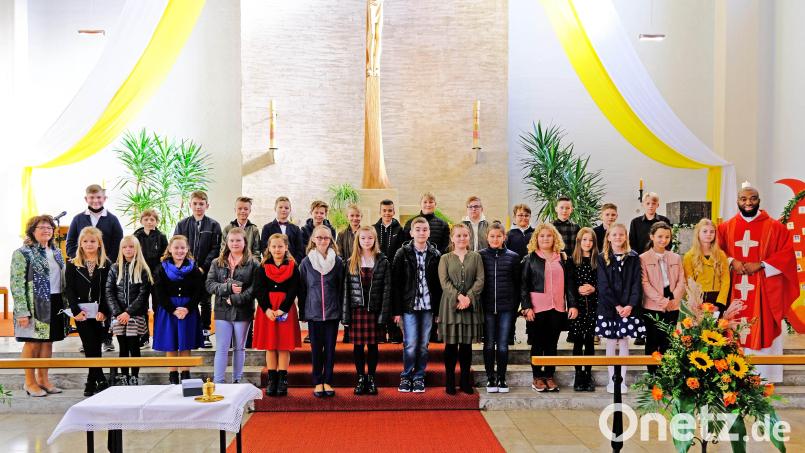 Das Bild zeigt die erste Gruppe der Firmlinge zusammen mit Pfarrvikar Bonaventure Ukatu (rechts) und Pfarrgemeinderatssprecherin Maria Schlögl (links). Bild: twi