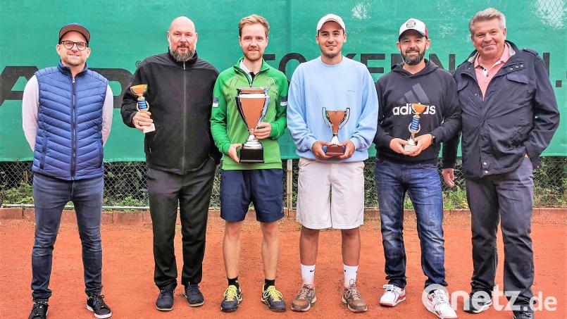 Die Vorsitzenden Timo Müller (links) und Richard Legath (rechts) gratulierten Vereinsmeister Florian Spies (Dritter von links) sowie den weiteren Halbfinalteilnehmern Ben Reiche, Sean Reiche und Bernd Schönfelder (von links). Bild: stg