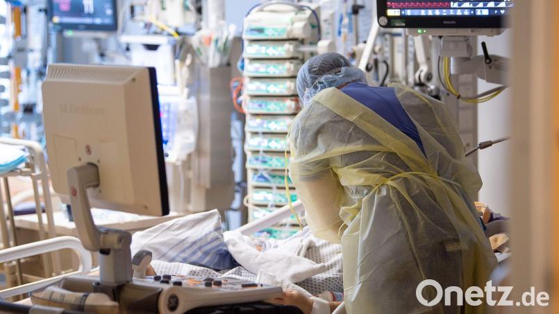 Ein Intensivpfleger versorgt auf einer Intensivstation einen Covid-19-Patienten. Symbolbild: Sebastian Gollnow