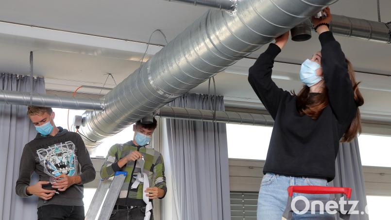 Schüler des Max-Reger-Gymnasiums und Auszubildende von Baumann montierten jetzt in einem der Klassenzimmer am MRG eine kostengünstige Entlüftungsanlage. Bild: Wolfgang Steinbacher
