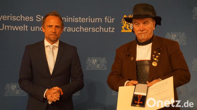 Staatsminister Thorsten Glauber (links) überreichte Günther Wohlrab (rechts) das Bundesverdienstkreuz. Bild: fppp