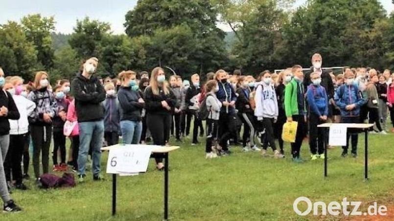 Die Läufer sind startbereit: Statt dem regulären Unterricht erlebten die Schüler gleich zum Schuljahrsbeginn einen Sporttag, der aber auch mit einem sozialen Engagement verbunden war. Bild: lg