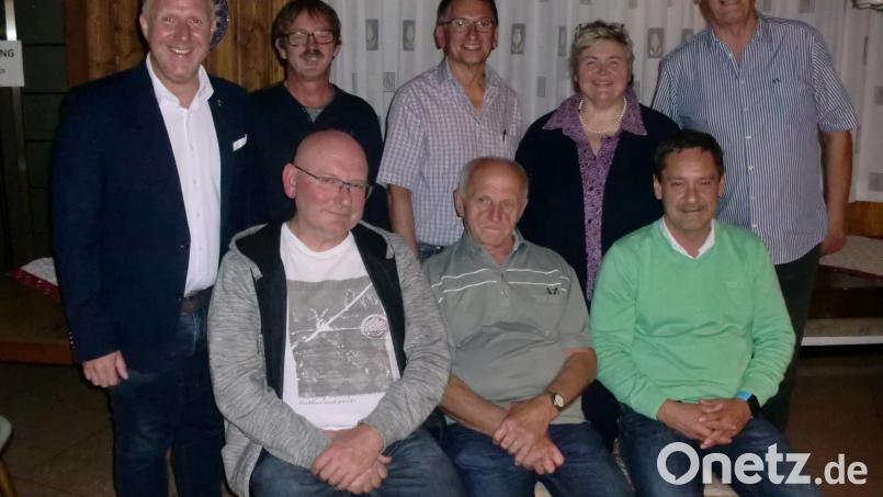 Der Vorstand des neuen Skat-Clubs mit den Ehrengästen (hinten, von links): Bürgermeister Marcus Eichenmüller, Detlef Dolge, Peter Stingl, Agnes Schlosser und der Präsident des Bayerischen Skatverbandes, Ulrich Rönz; (vorne, von links) Peter Reichhardt, Hans Nagler und Udo Behnke. Bild: sh