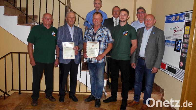Für 40-jährige Mitgliedschaft wurde Konrad Limbeck, für 10-jährige Mitgliedschaft Jürgen Bischoff (ab Zweiter von links) geehrt. Bild: ibj