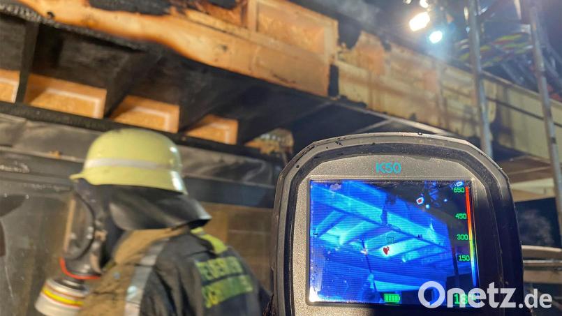 Mit einer Wärmebildkamera untersuchten die Feuerwehrleute das Gebäude nach Glutnestern. Bild: Andreas Fleischmann/exb