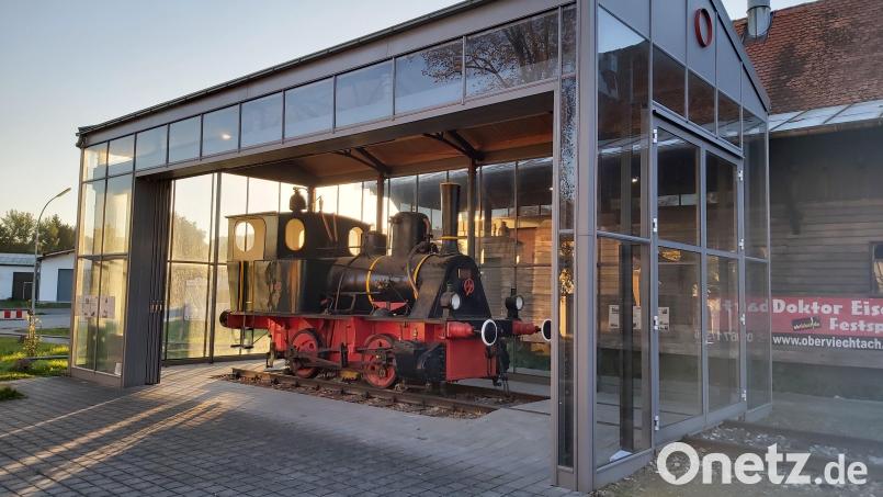 Hinter Glas: Siegfried Rossmann hat mit diesem Lokschuppen ein Stück Eisenbahngeschichte erhalten. Bild: slu
