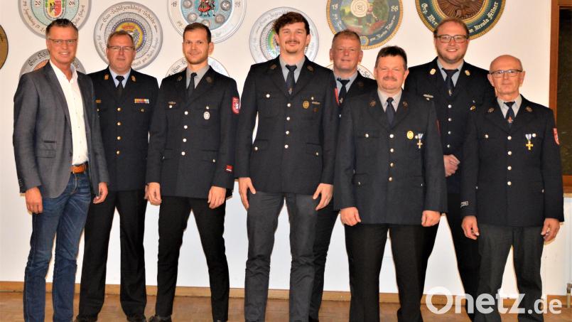 Der neu gewählte Vorstand der Massenrichter Feuerwehr mit (von links) Bürgermeister Hermann Falk und Kreisbrandinspektor Martin Schmidt: Schriftführer Hubert Fick, Vorsitzender Christoph Greiner, stellv. Kommandant Christian Fellner, stellv. Vorsitzender Thomas Kummer, Kommandant Sebastian Trummer und Kassier Leonhard Luber. Bild: fdl