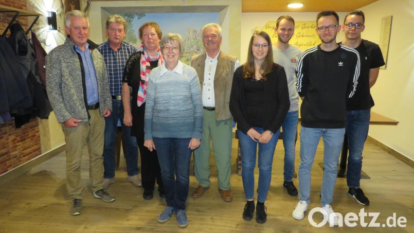 Vorsitzende Christine Hundhammer (Dritte von links) mit dem neu gewählten Vorstand des OWV Parkstein. Bild: adj