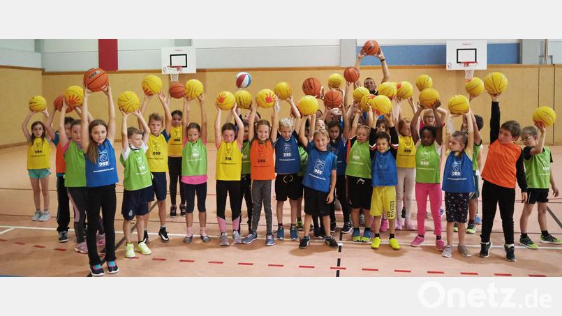 Für die Grundschüler war es ein Sporterlebnis, mit Stefan Merkl (hinten) Basketball zu spielen. Bild: njn