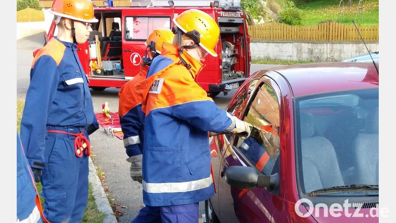 Was gilt es zu beachten, wenn ein Fahrzeug verunfallt ist und es dabei um Menschenrettung geht? Die Nachwuchskräfte der Oberlinder Feuerwehr wissen darüber schon gut Bescheid. Bild: dob